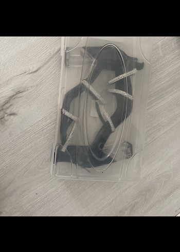 Diğer Kemerli Siyah taşlı Stiletto Topuklu Ayakkabı