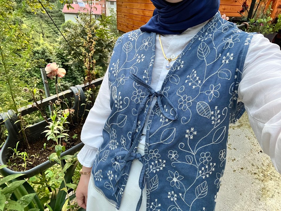 Nakışlı çiçek yelek - Görsel 3