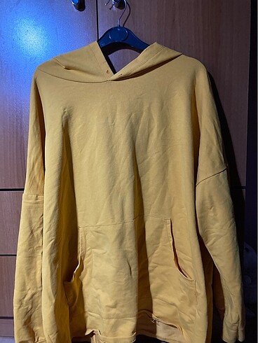 sarı kapşonlu sweatshirt
