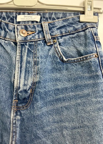 32 Beden mavi Renk Bershka mom fit jeans
