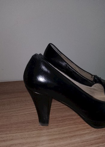 Siyah Parlak Yılan Desenli Kadın Topuklu Ayakkabı - Görsel 4