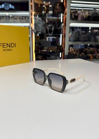 Fendi Parisian Tarzda Transparan Kahverengi Gözlük - Görsel 3