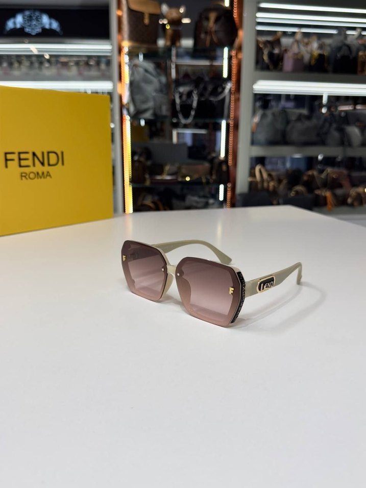 Fendi Parisian Tarzda Transparan Kahverengi Gözlük - Görsel 4
