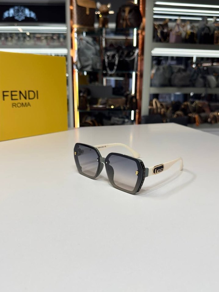 Fendi Parisian Tarzda Transparan Kahverengi Gözlük - Görsel 3