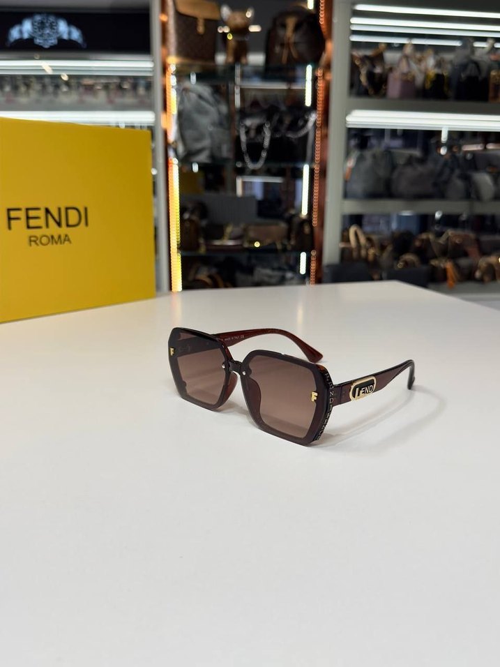 Fendi Parisian Tarzda Transparan Kahverengi Gözlük - Görsel 5