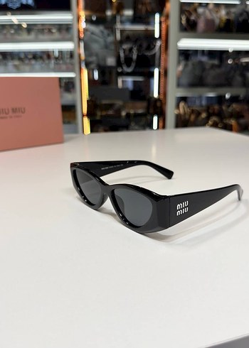 Miu Miu Minimalist Kadın Güneş Gözlüğü - Görsel 3