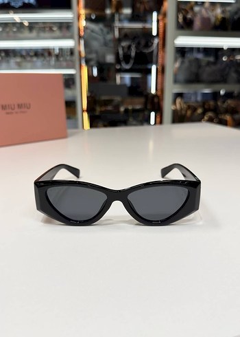 Miu Miu Minimalist Kadın Güneş Gözlüğü - Görsel 4