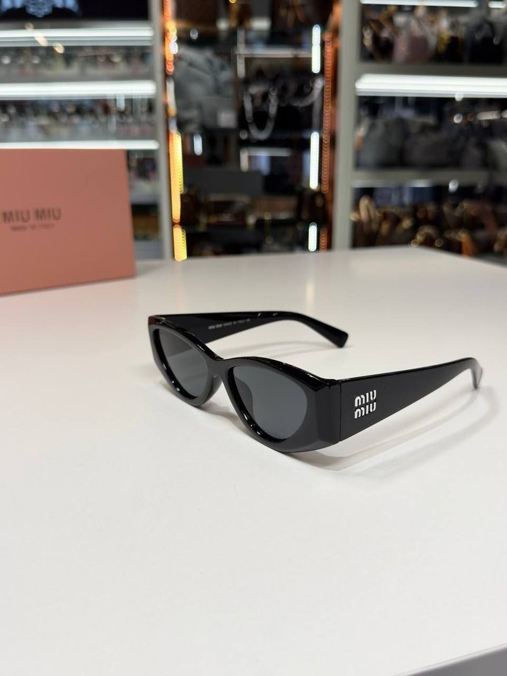 Miu Miu Minimalist Kadın Güneş Gözlüğü - Görsel 3