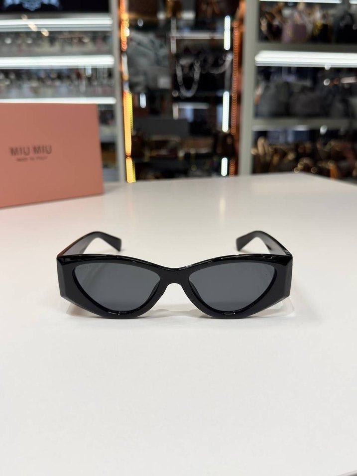 Miu Miu Minimalist Kadın Güneş Gözlüğü - Görsel 4