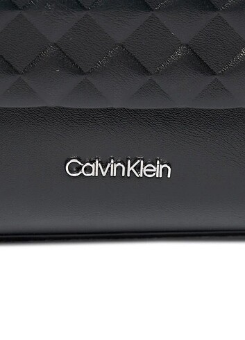  Beden siyah Renk Calvin Klein bayan askılı çanta MAĞAZA FİYATININ ÜÇ DE BİR FİYAT