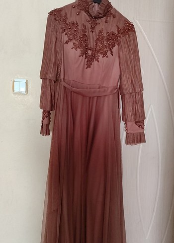 Taba Nakışlı Yüksek Yakalı Uzun Abiye Elbise