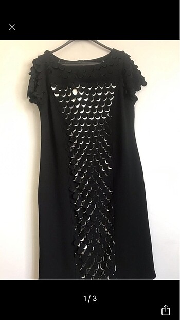 Siyah elbise balık pulu desenli