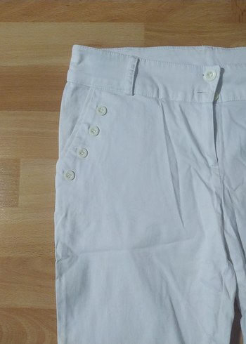 Düğmeli Beyaz Kadın Bermuda Şort - Görsel 4