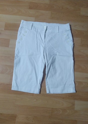 Düğmeli Beyaz Kadın Bermuda Şort - Görsel 5