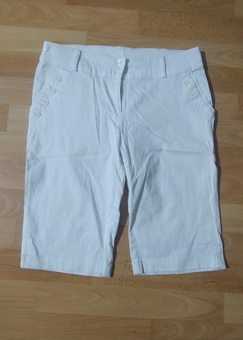 Düğmeli Beyaz Kadın Bermuda Şort - Görsel 3