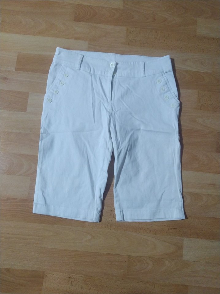 Düğmeli Beyaz Kadın Bermuda Şort - Görsel 5