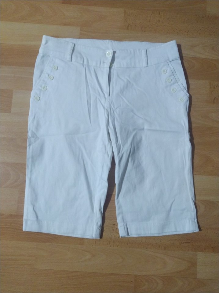 Düğmeli Beyaz Kadın Bermuda Şort - Görsel 3