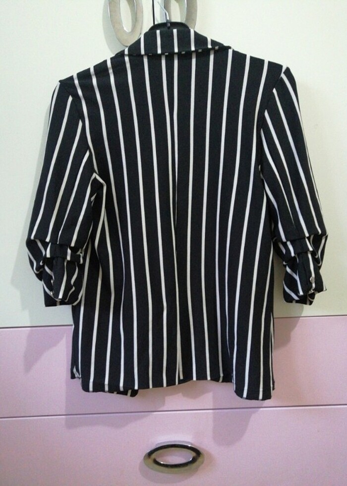 Siyah beyaz çizgili ceket - Görsel 2