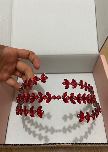 2K Kırmızı Boncuklu Avant-Garde Saç Aksesuarı