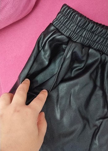 Siyah Deri Mini Şort Elastik Bel - Görsel 3