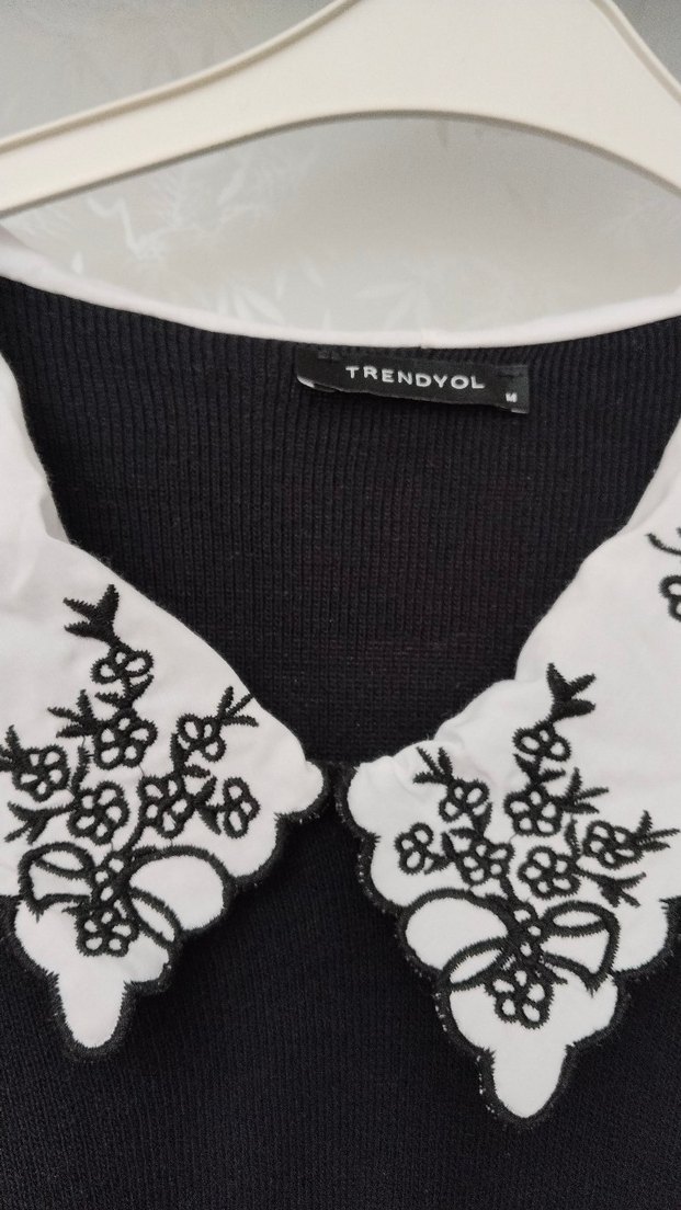 Nakışlı Yaka Detaylı Siyah Triko Elbise - Görsel 2