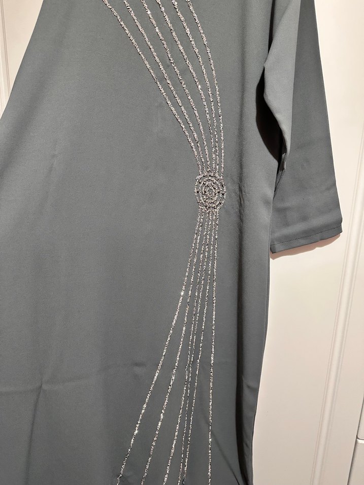 Gri Uzun Kollu Nakışlı Elbise - Görsel 2