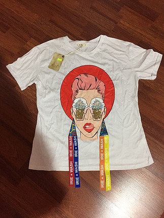Beyaz sıfır yaka desenli tshirt 