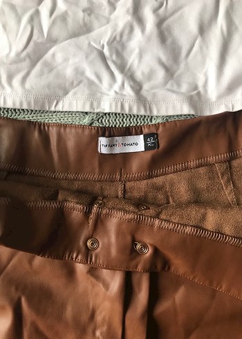 Düğmeli Kahverengi Deri Mini Şort - Görsel 3