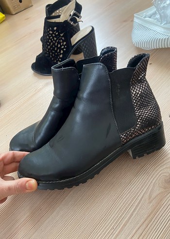 Siyah Deri Kadın Topuklu Yılan Desenli Bot - Görsel 3