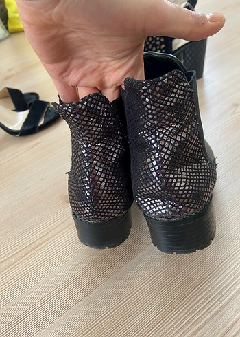 Siyah Deri Kadın Topuklu Yılan Desenli Bot - Görsel 2