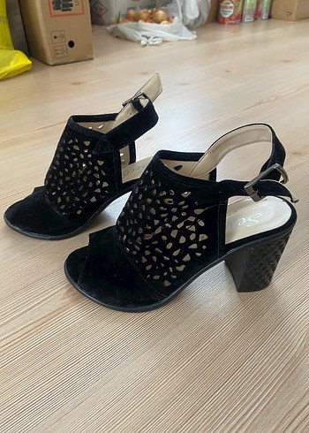 Siyah Desenli Süet Tokalı Topuklu Ayakkabı - Görsel 2