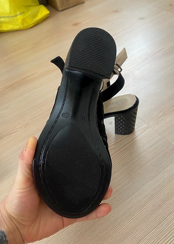 Siyah Desenli Süet Tokalı Topuklu Ayakkabı - Görsel 3