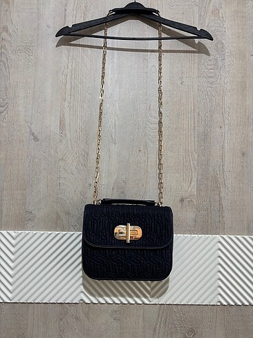 Tommy Hilfiger kol çantası