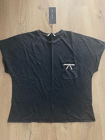 Cebi taş aksesuarlı tshirt