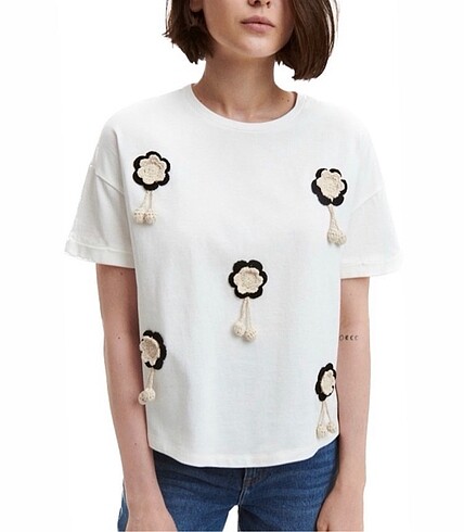 El işi Çiçek motif aplikeli t shirt
