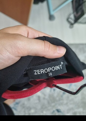 V Yakalı Piliseli Uzun Lacivert Elbise - Görsel 3