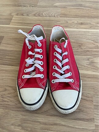 Kırmızı converse
