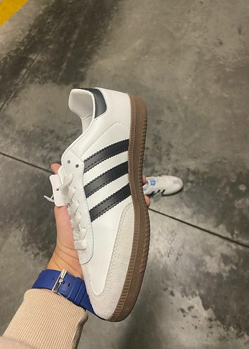 37 Beden Adidas Beyaz Siyah Çizgili Spor Ayakkabı