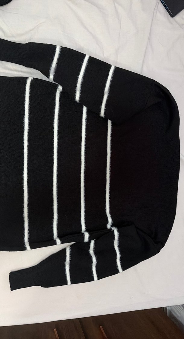 Düğmeli Siyah Çizgili Kadın Hırka - Görsel 2