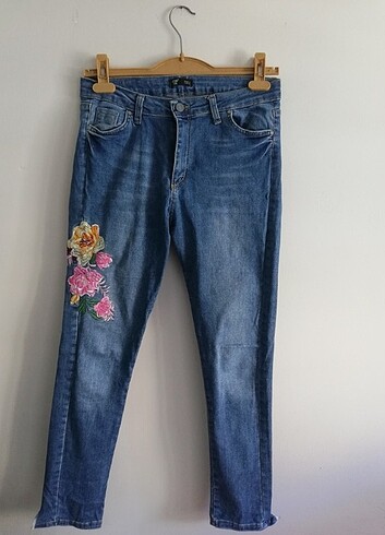 Çiçek işlemeli kot pantolon 