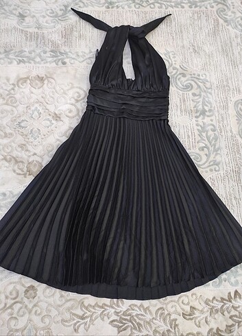 Pileli siyah elbise 