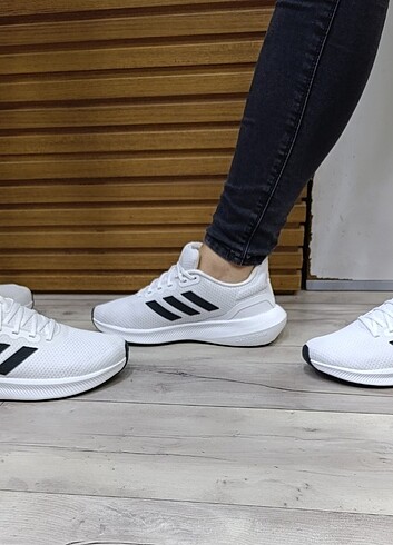 Adidas Orijinal Adidas 36 ile 49.5 numaraları mevcuttur 
