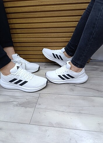 37,5 Beden siyah Renk Orijinal Adidas 36 ile 49.5 numaraları mevcuttur 