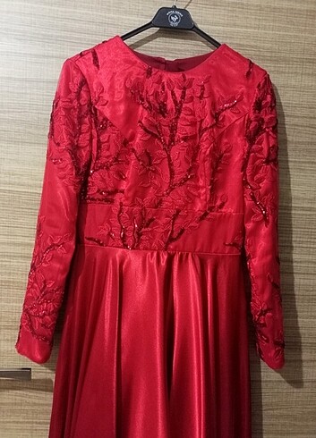 Kırmızı saten tesettür abiye elbise dallı çiçekli 