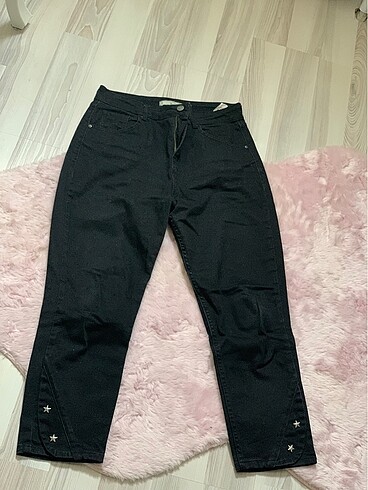 Paçası yıldız detaylı mom jean