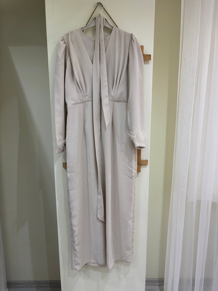 Bej V Yaka Drapeli Uzun Kadın Elbise - Görsel 3