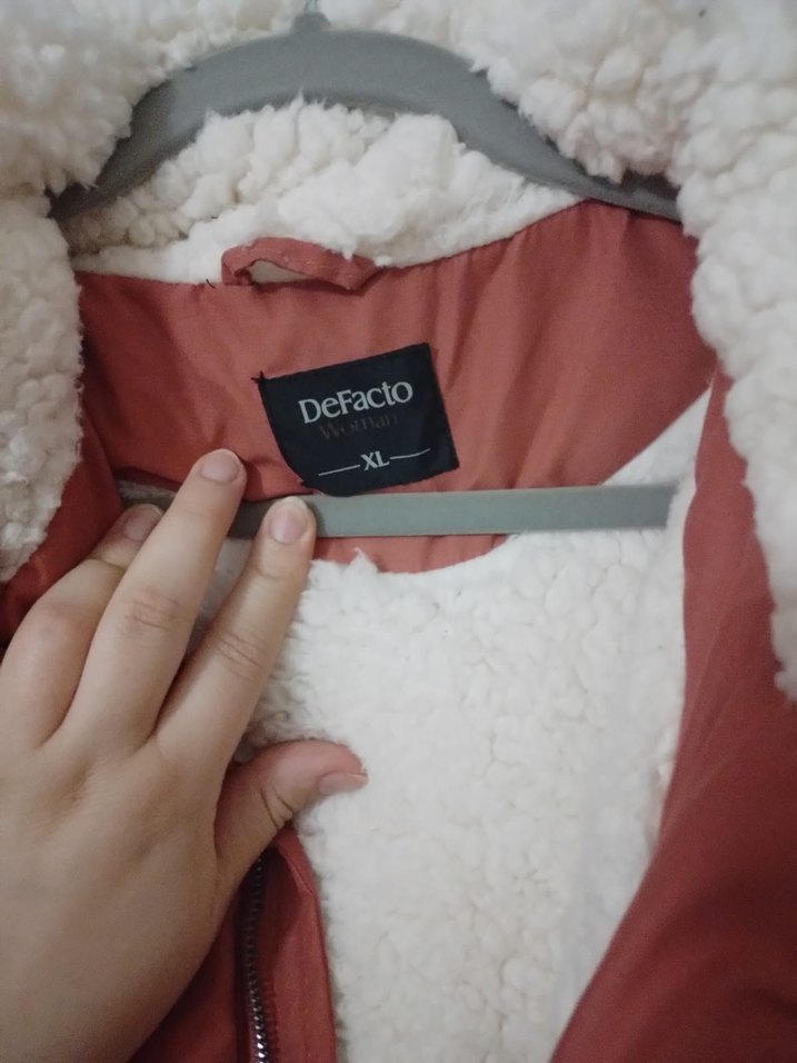 Peluş Detaylı Bej Kadın Kışlık Mont - Görsel 2