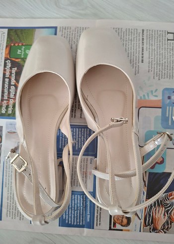 Diğer Bej Renkli Tokalı Stiletto Kadın Ayakkabı