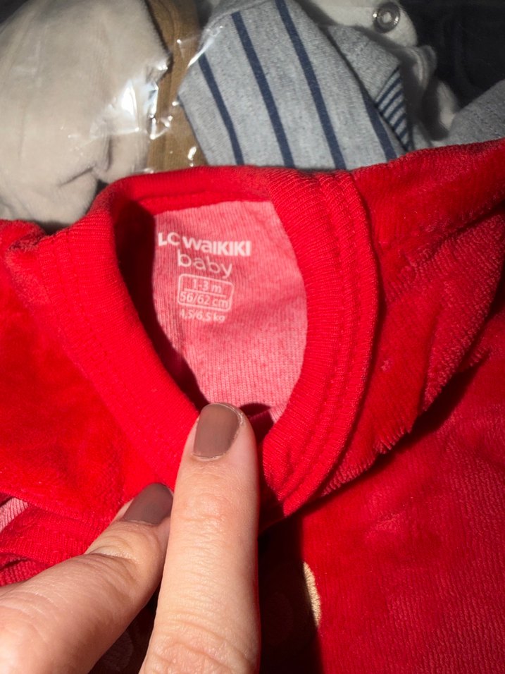 Kırmızı Örgü Nakışlı Bebek Tulumu - Görsel 2