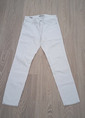 Mavi jeans beyaz pantolon 